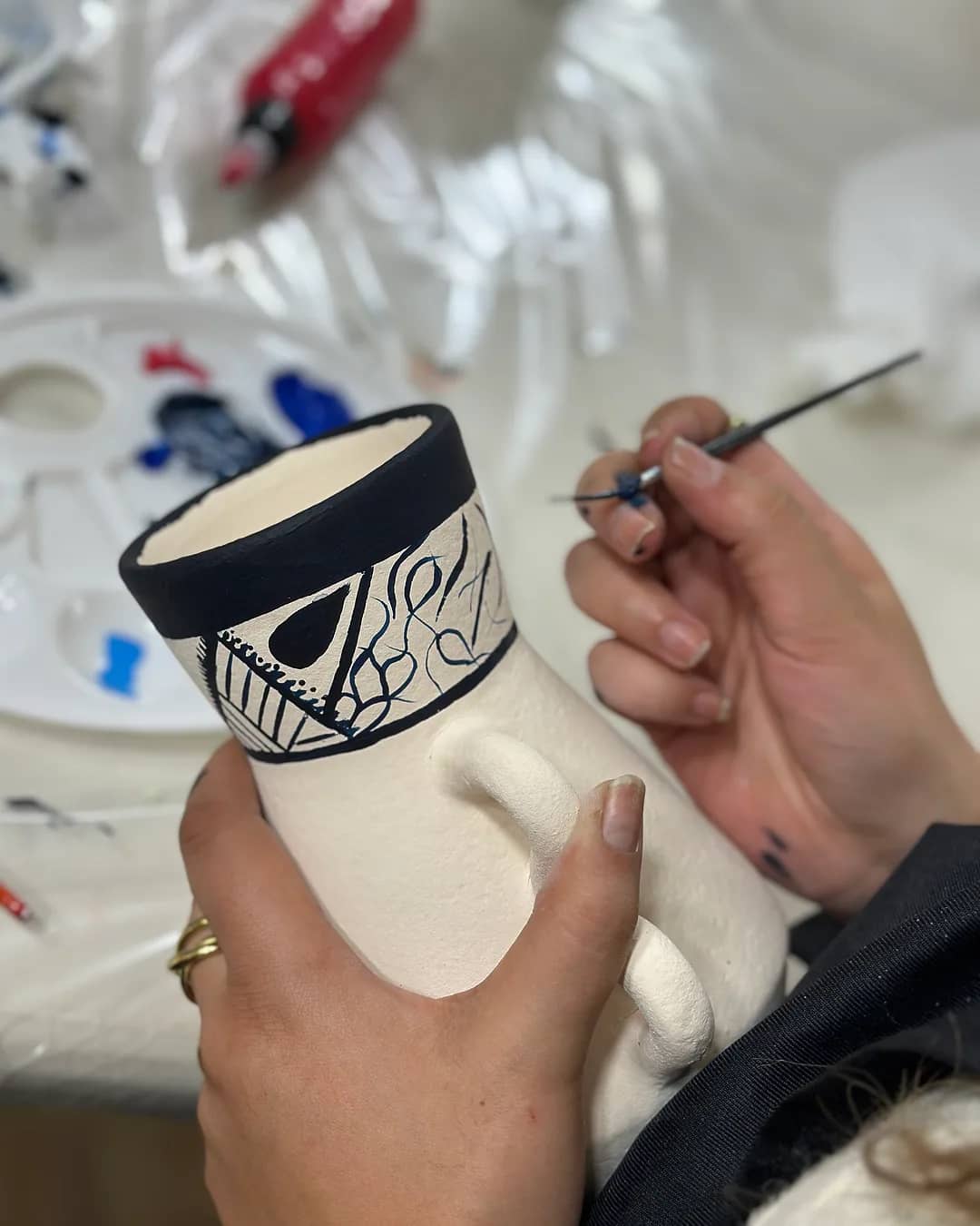 Hand-painting a geometric pattern on a ceramic vase – pottery and ceramic painting, arts plastiques workshop in Casablanca & Fès