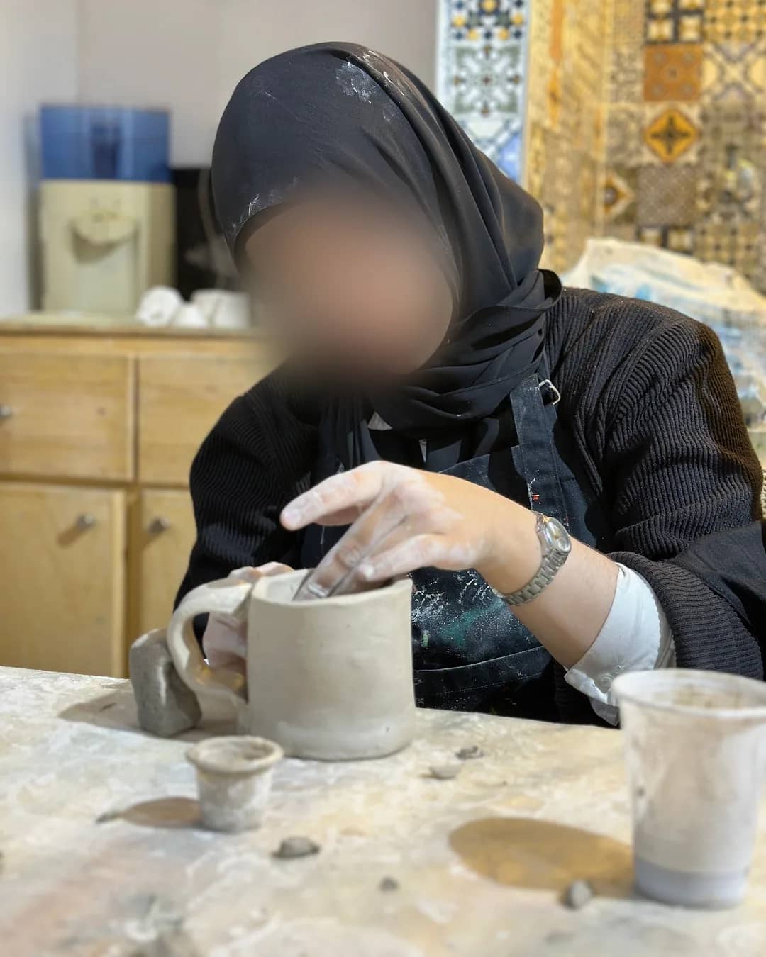 Shaping a mug on the pottery wheel – pottery class, arts plastiques workshop in Casablanca & Fès
