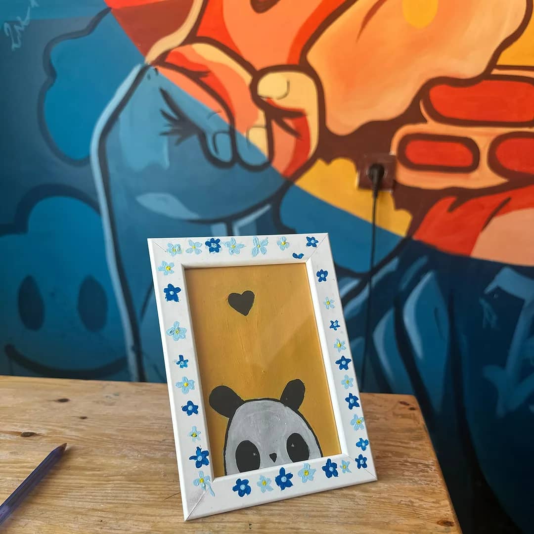 A hand-painted panda in a decorated frame – painting workshop, visual arts (arts plastiques)
