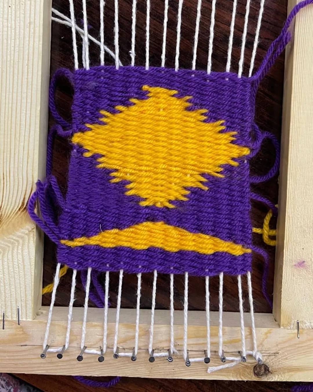 A diamond pattern woven on a small loom – weaving workshop, arts plastiques and textile art