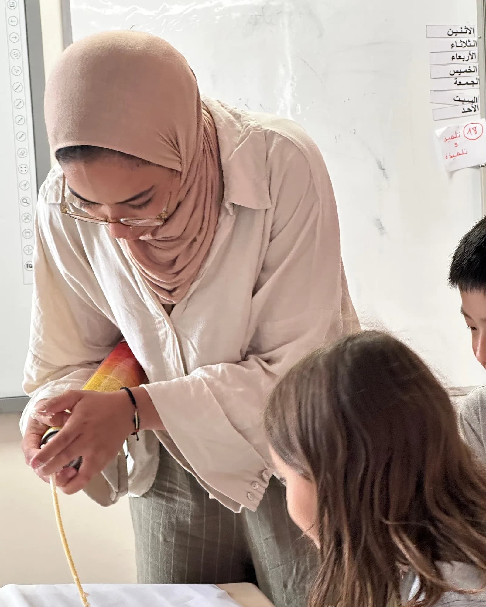 A Bluhimi Arts mentor guiding students, part of the Artist Path programme – arts plastiques mentoring