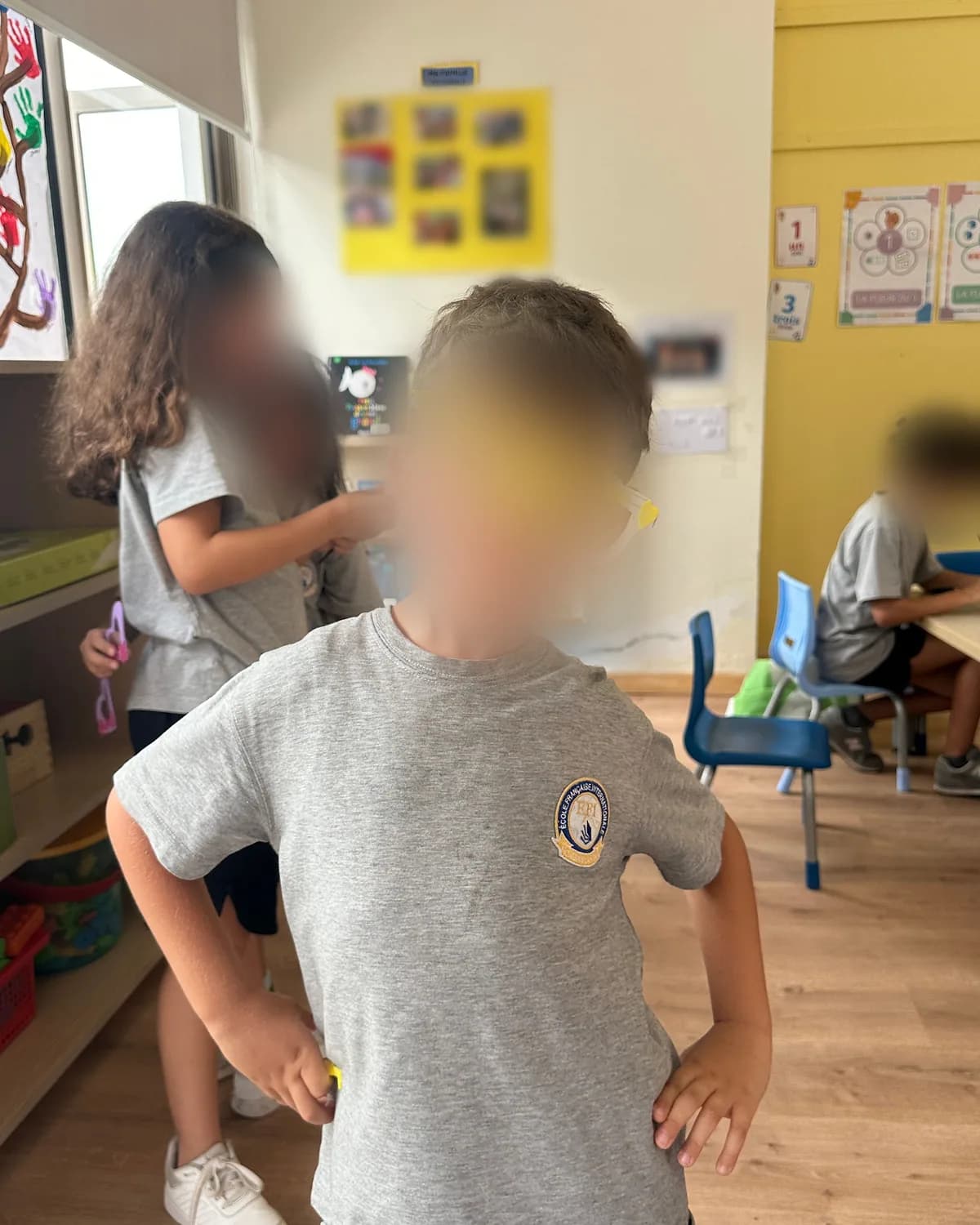 Two children laughing together – kids arts plastiques workshop