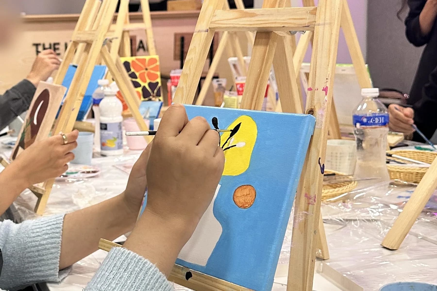 Arts plastiques workshop at Bluhimi Arts in Casablanca & Fès — participants painting side by side on easels