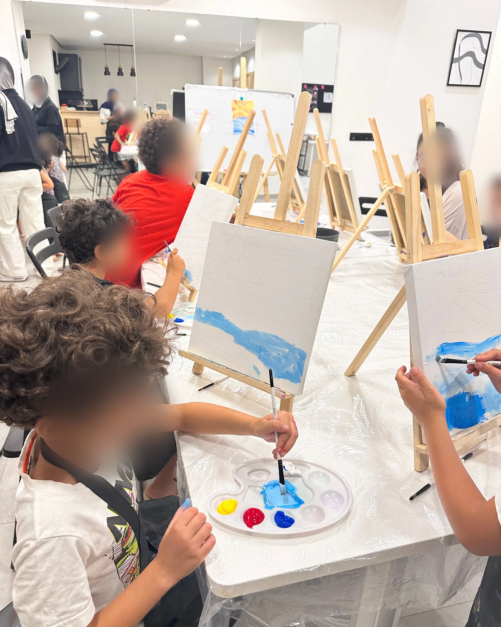 Children painting with bright colours – kids arts plastiques workshop in Casablanca & Fès